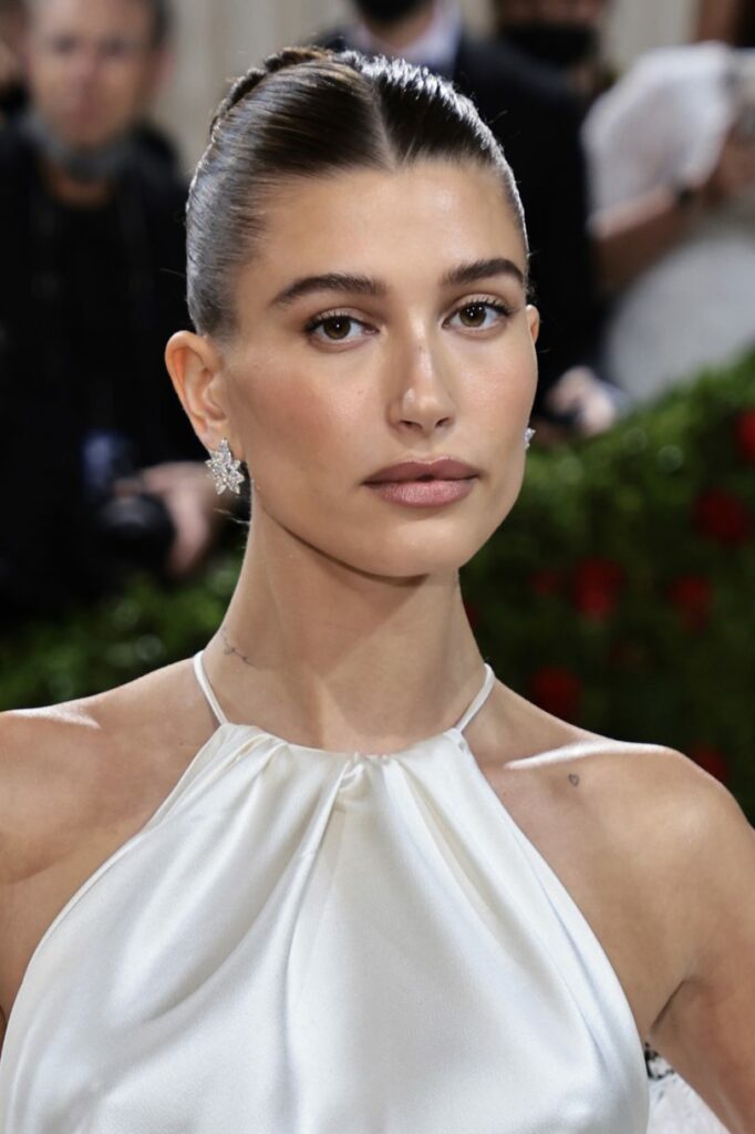 Hailey Bieber İnce Saçlar İçin Dolgun Stil